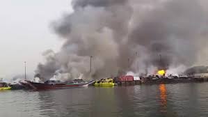 حريق هائل في دبي يلتهم سفينة شحن محملة بالسيارات تعود ملكية الحمولة لتاجر يمني