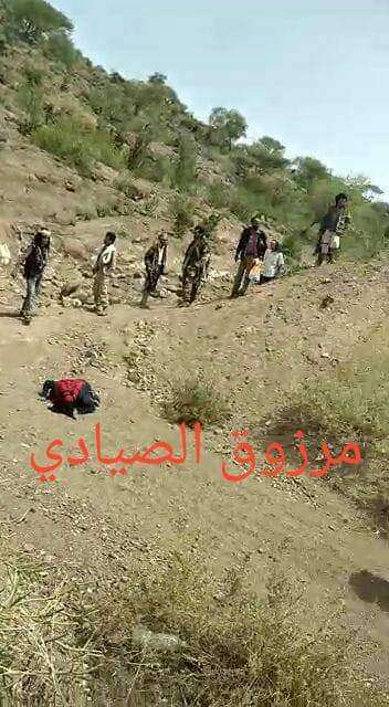 مسلحون حوثيون يعتدون على عدد من النساء والاطفال بالضرب المبرح امام اعين الناس في هذه المحافظة 
