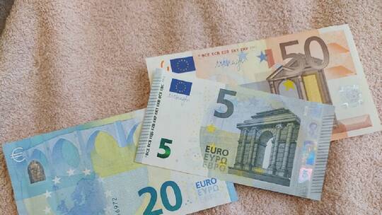 سعر صرف اليورو يتراجع أمام الدولار