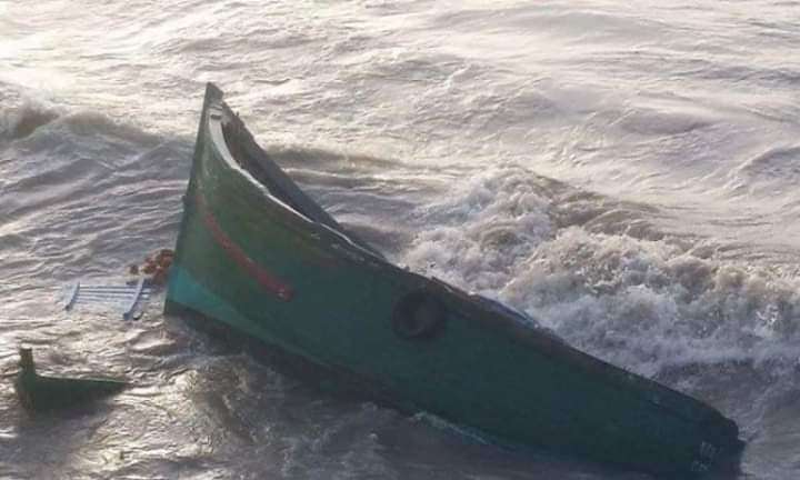 غرق اب وابنه قبال احد السواحل في محافظة لحج