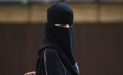 عروس سعودية تصدم عريسها بعد قيامها بهذا الفعل قبل اثناء عقد القران