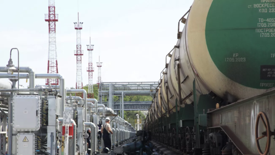 الكشف عن وضع سقف لسعر النفط والغاز من روسيا