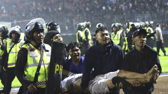 الاتحاد الدولي لكرة القدم يطلب تقريرا شاملا للحادث الأليم الذي وقع في أحد ملاعب كرة القدم الإندونيسية
