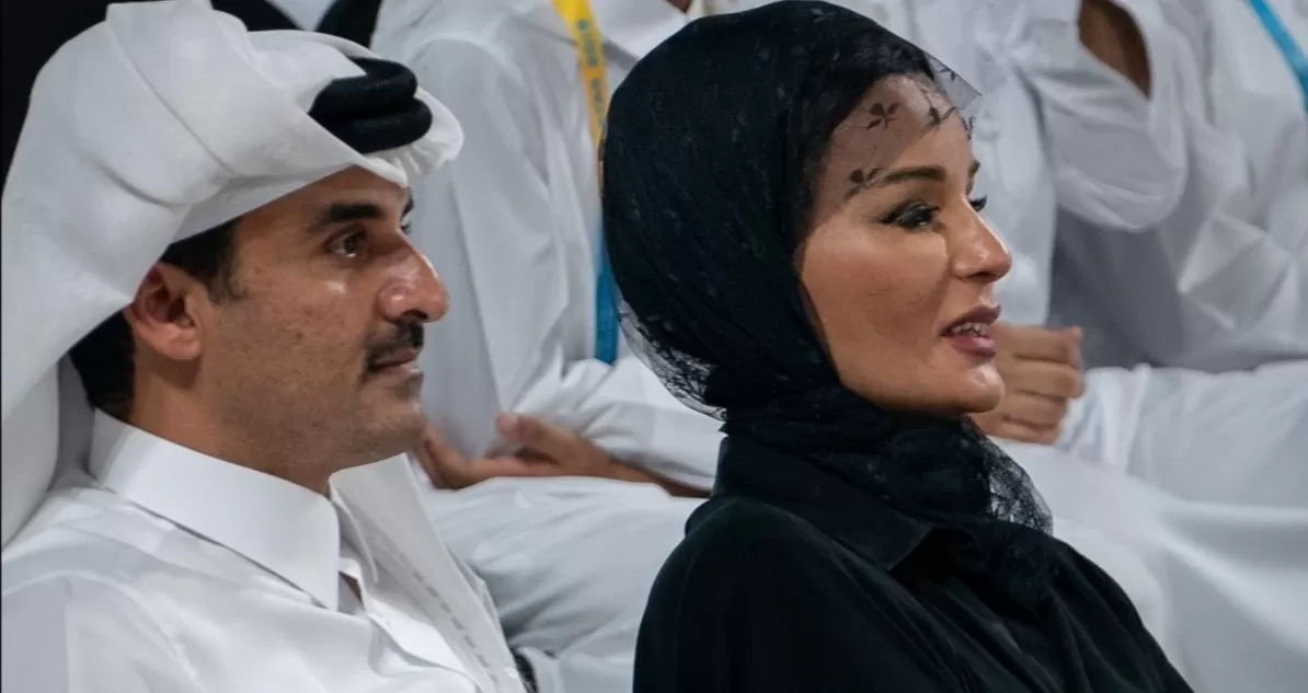 صورة مسربة لوالدة أمير قطر الشيخة موزة وهي تبكي في المدرجات!! ماذا حدث لها؟