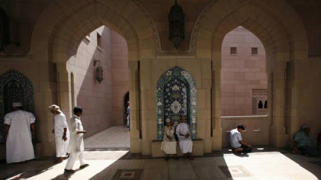 أول دولة خليجية تمنع صلاة العيد هذا العام 