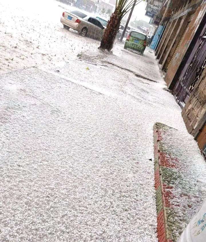 شاهد كيف غطت الثلوج شوارع صنعاء وحولتها الى بيضاء 