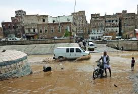 مواطن يمني يدخل في غيبوبة بعد وفاة طفلة غرقا في سيول الامطار في العاصمة صنعاء 