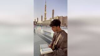 شاهد فنان بريطاني يرتل القرآن في المسجد النبوي .. فيديو