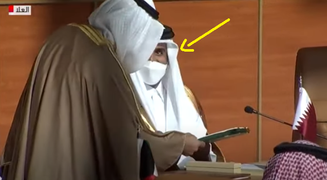 شاهد الحركة اللافتة التي قام بها أمير قطر أمام الجميع لحظة توقيع قادة وفود دول مجلس التعاون الخليجي على بيان العلا الختامي (فيديو)