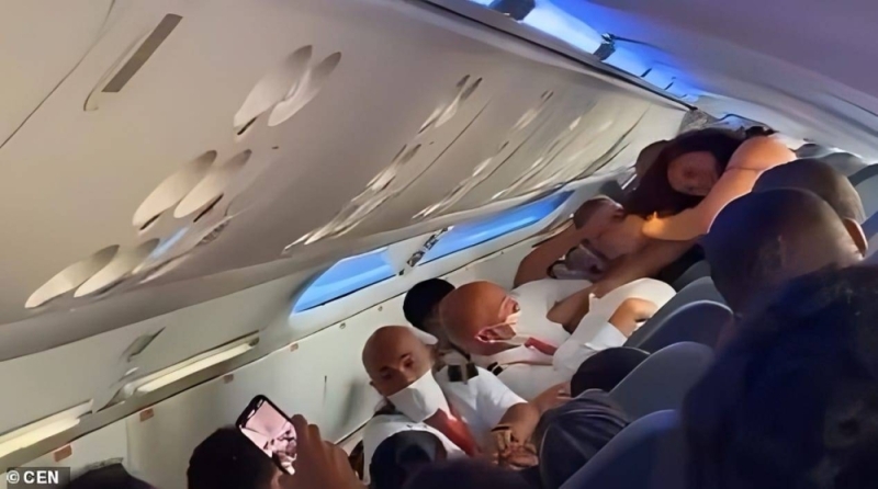 شاهد بالفيديو لحظة وقوع مشاجرة عنيفة بين 12 امرأة على متن طائرة