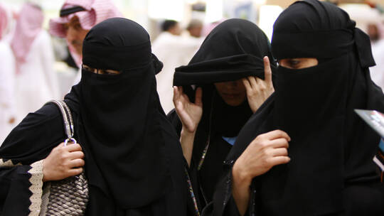 مواطن سعودي يقدم بالاحتيال على عدد من النساء الباحثات عن عمل