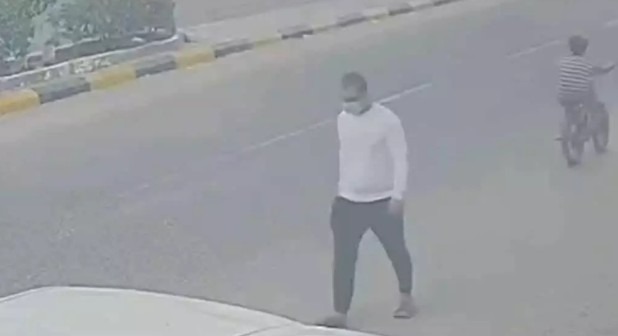 شاهد أول صورة للشخص الذي يقف وراء التفجير الإرهابي أمام مطار عدن الدولي