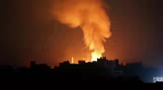 شاهد مقطع فيديو يوثق لحظة استهداف مواقع أسلحة للحوثيين تحت الأرض في العاصمة صنعاء 