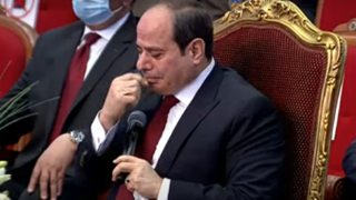 الرئيس السيسي يبكي متأثراً بقصيدة طالب مصري من ذوي الهمم .. فيديو