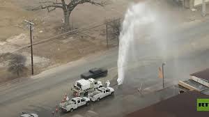 شاهد بالفيديو .. نافورة ماء تظهر فجأة في احد شوارع مدينة دالاس بولاية تكساس
