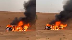 مقطع فيديو يظهر قيام رجل خليجي بإحراق سيارته في الصحراء