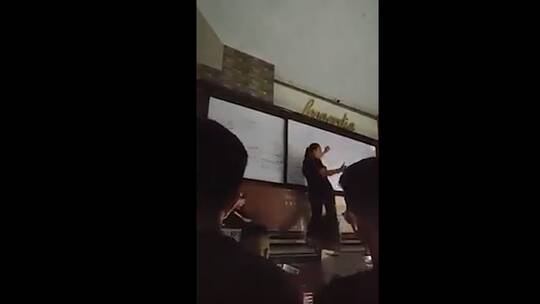 معلمة فلسفة مصرية تثير الجدل بطريقة شرح غير لائقة اغضبت الجميع (فيديو)