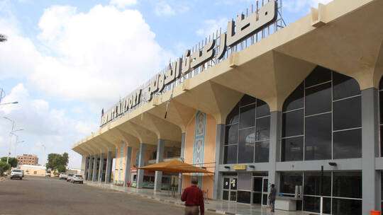 الخطوط الجوية اليمنية تعلن أن سربا من الطيور عرقل حركة رحلتها المغادرة من مطار عدن إلى مطار صنعاء
