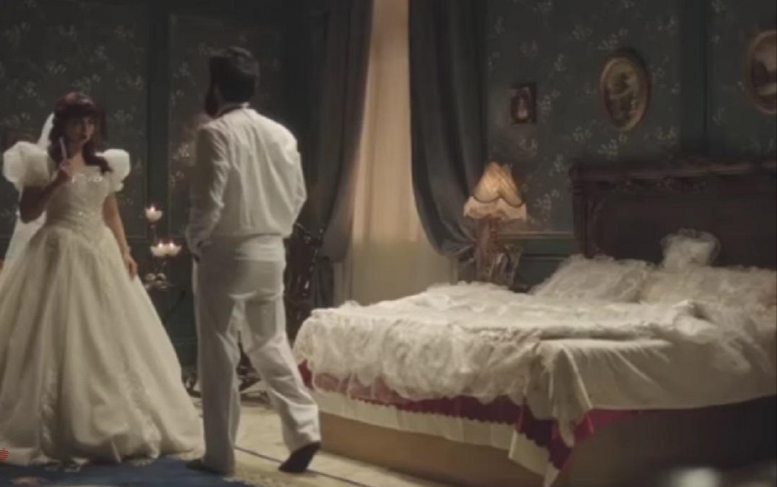 عريس وعروس في غرفة النوم