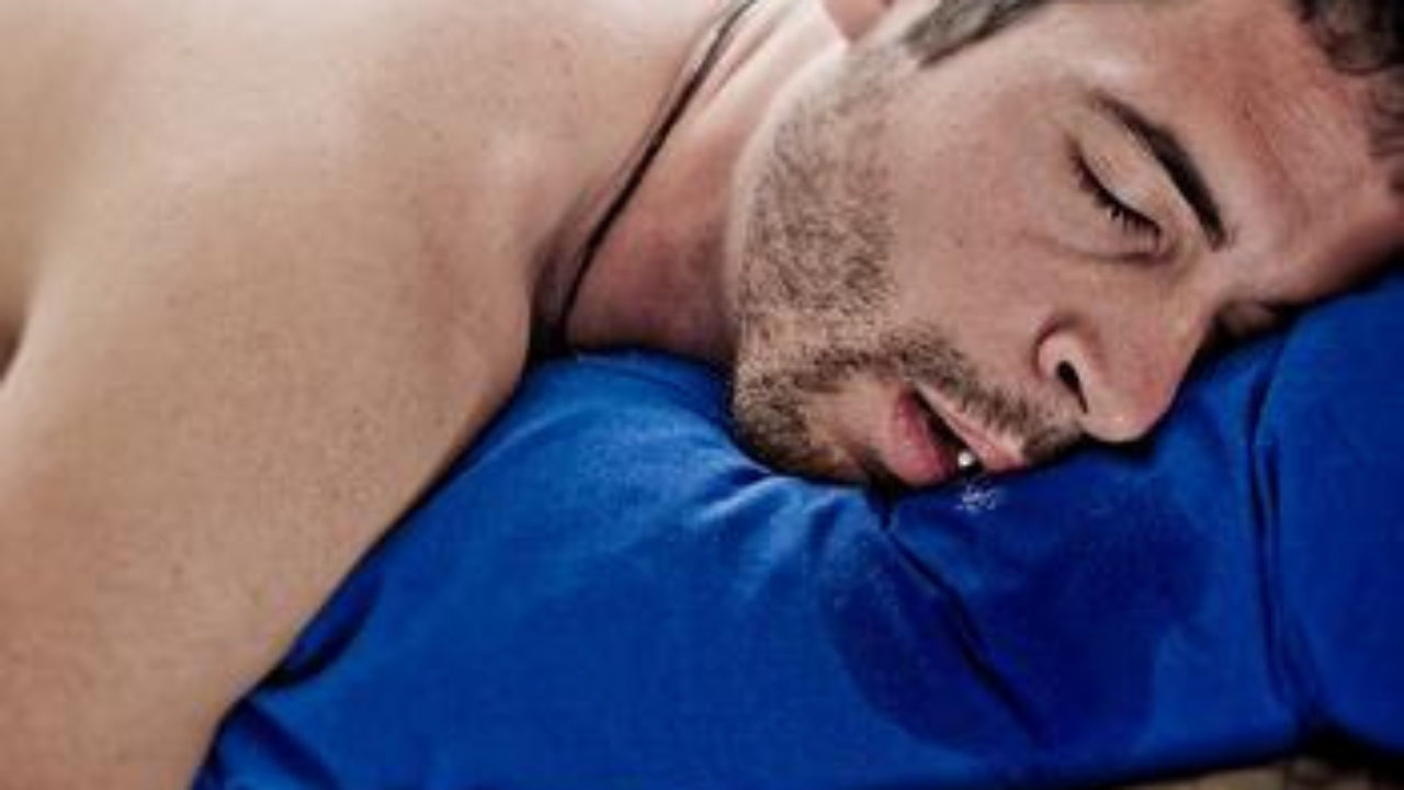 السبب قد يكون قاتلاً .. ماذا يعني وجود لعاباً على وسادتك عند استيقاظك من النوم؟ 