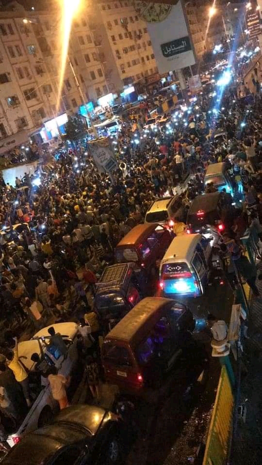 شاهد أطول صورة احتفالية من قلب شارع المعلا في العاصمة المؤقتة عدن و هكذا علقوا عليها !