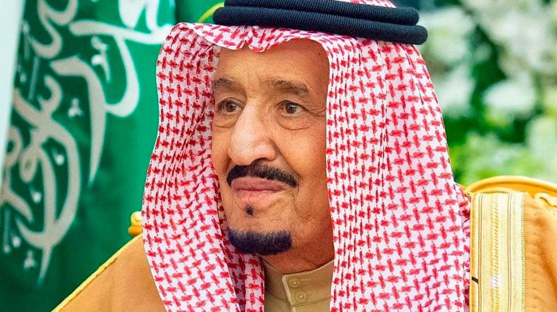 بكاء الملك سلمان عند تقبيل العلم السعودي بعد أدائه العرضة