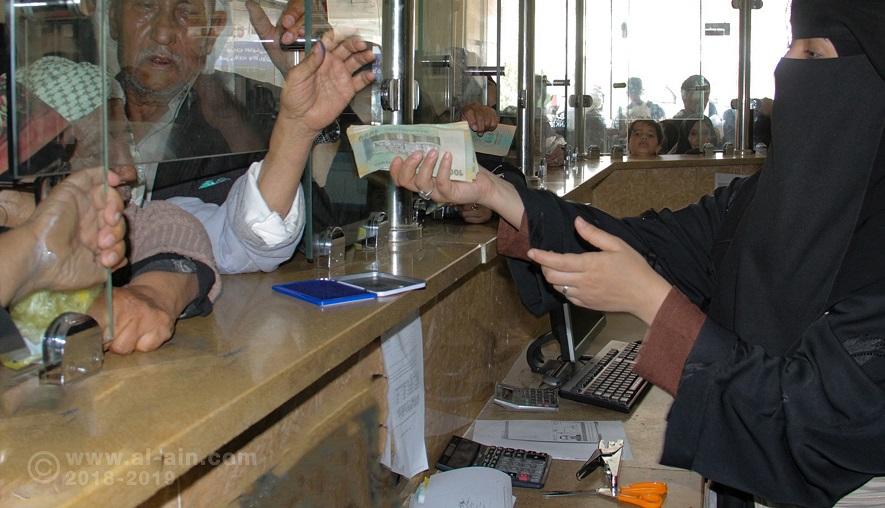 السعر الأن .. انهيار كبير للريال اليمني و الدولار يكسر حاجز 1300 في تداولات صباح اليوم الجمعة