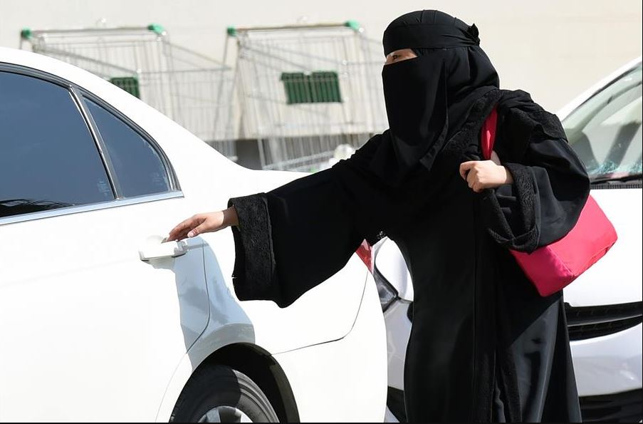 شابة سعودية توجه طلب غير متوقع لشاب وسيم يعمل في محل لبيع العطور 