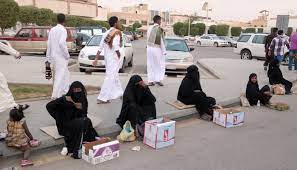 السعودية .. القبض على 3 أشخاص يقومون بفعلاً مخجلاً في الشارع