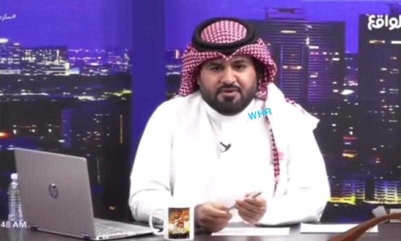 شاهد بالفيديو .. مذيع سعودي ينفعل على احد الضيوف لظهوره بقميص النوم !