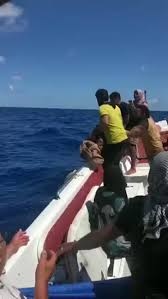 اب يلقي ابنه الى البحر بسبب نفاد الوقود  !