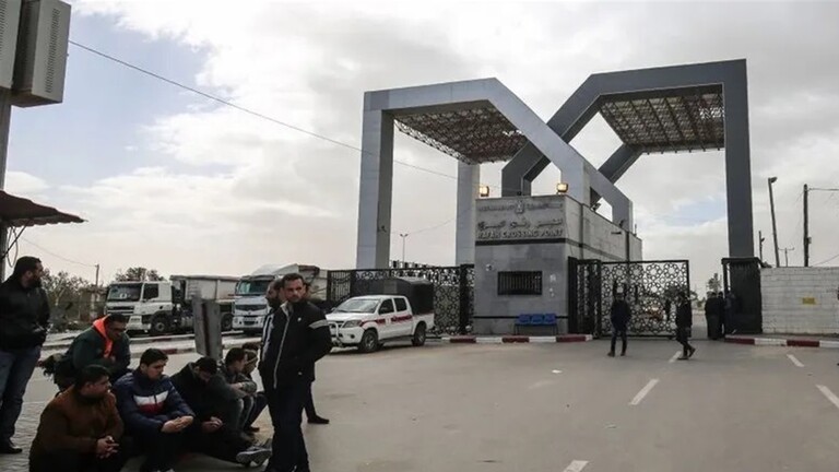 بعد الضغط المصري .. إسرائيل تتعهد بالسماح بدخول المساعدات عبر مصر إلى المدنيين في غزة 