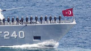 قوة عسكرية تركية تصل خليج عدن .. و وزارة الدفاع تصدر البيان رقم ( 1 )