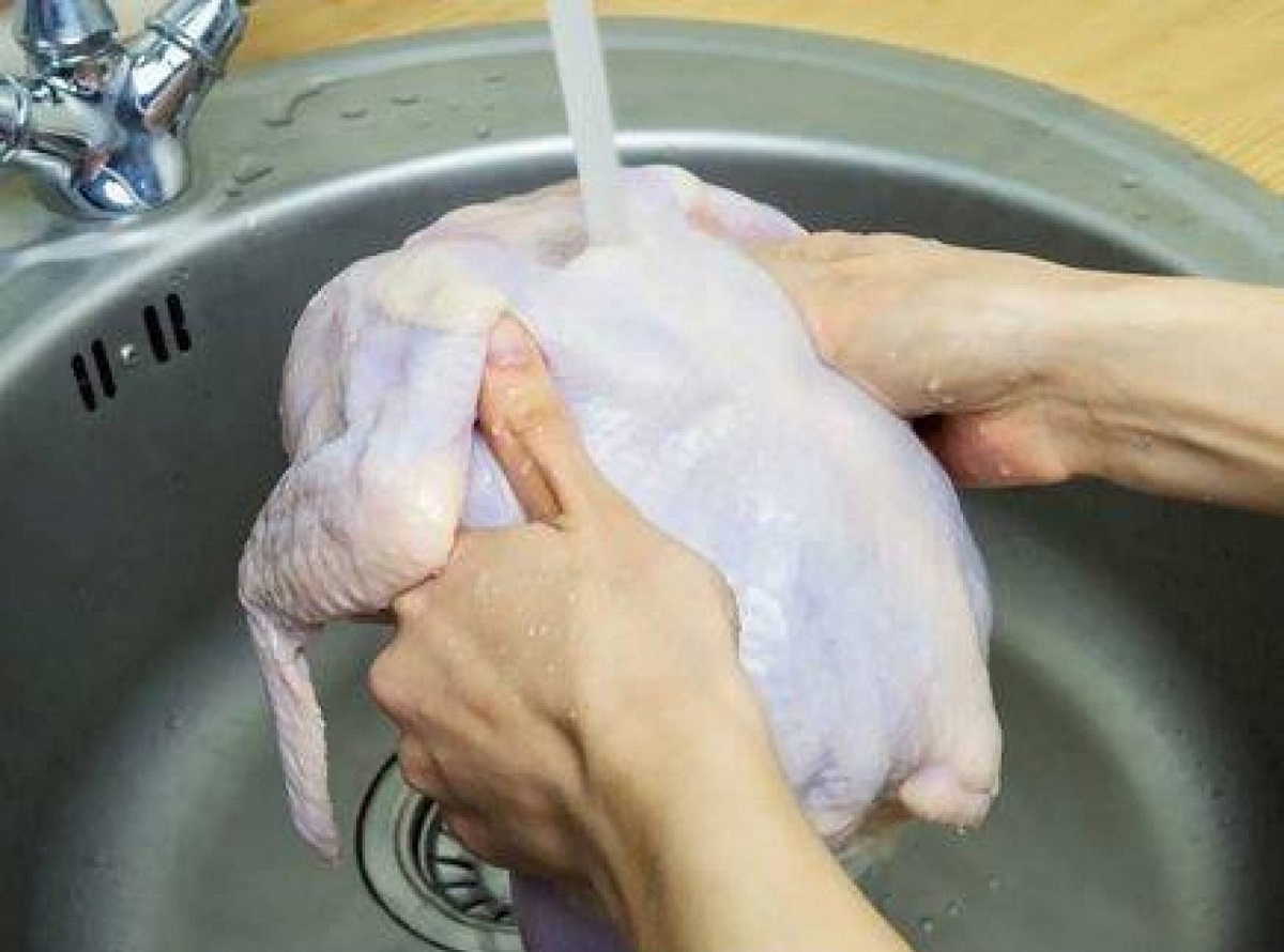 خبيرة تغذية تحذر من غسل الدجاج بالماء قبل الطهي !