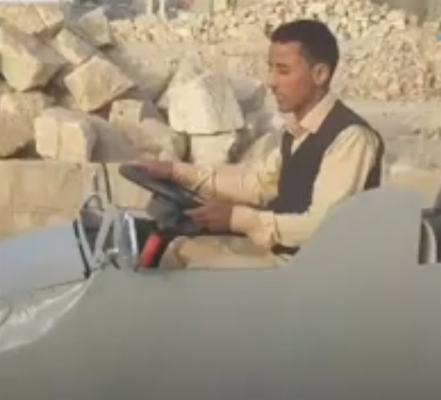 طالب يمني  يتمكن من اختراع سيارة خاصة به ويتجول بها في شوارع مأرب