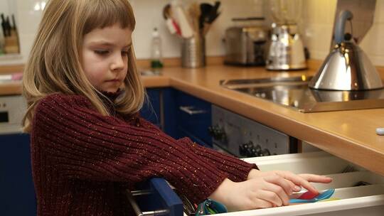 دراسة جديدة : شاركي طفلك في الاعمال المنزلية لتحسن الوظيفة الإدراكية