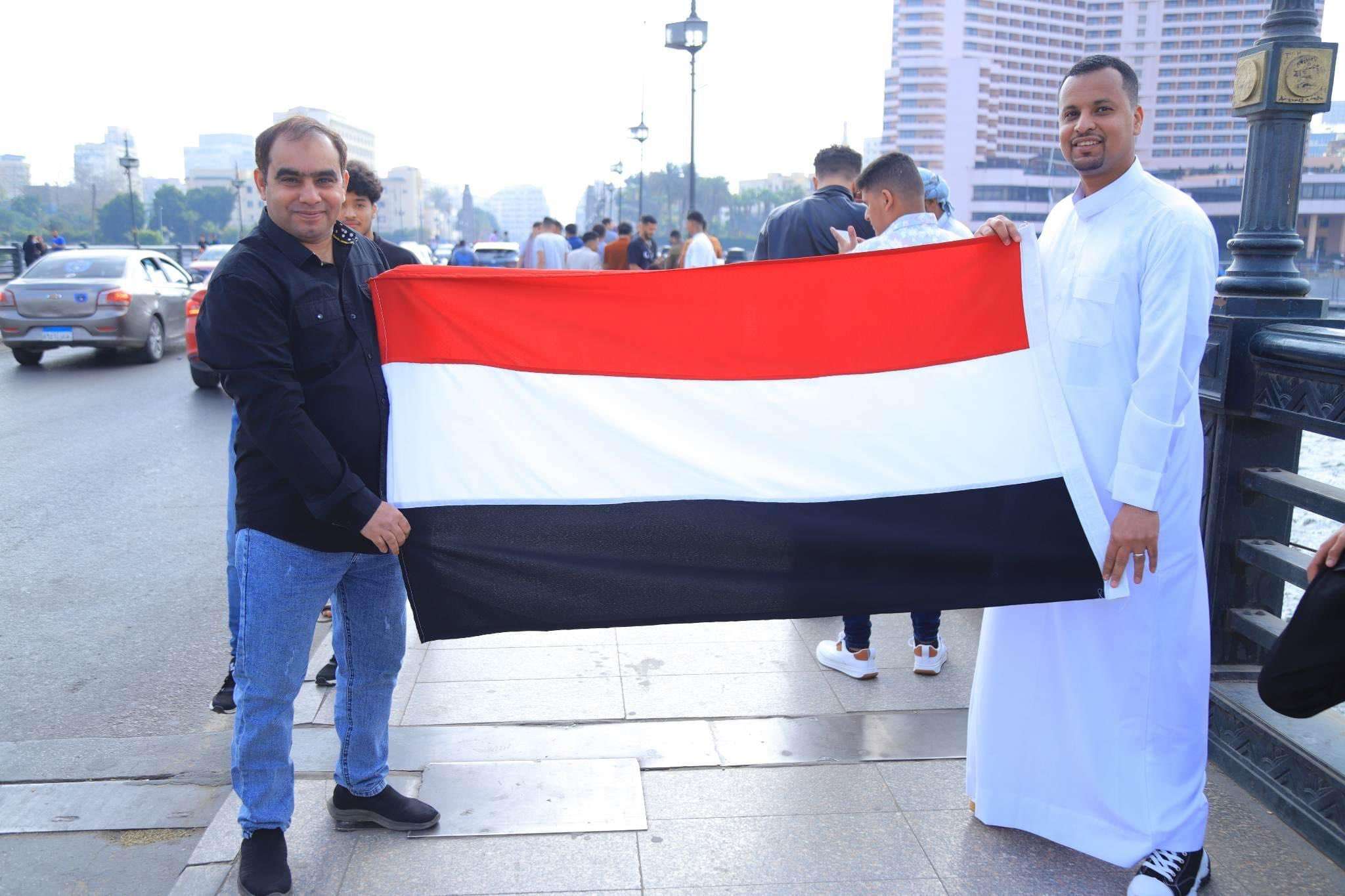  قيادي جنوبي كبير يوجه صفعة لقيادة الانتقالي برفعه علم الجمهورية اليمنية ويعلن تخليه عن هذا الأمر !