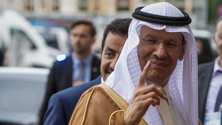 مذيع فوكس نيوز  يمازح وزير سعودي  بعد طلب الأخير المساعدة في وضع أسئلة لولي العهد