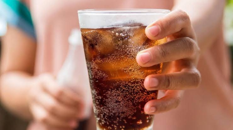 دراسة حديثة  تكشف ما يحدث لجسمك عند تناول المشروبات الغازية بعد الطعام مباشرة