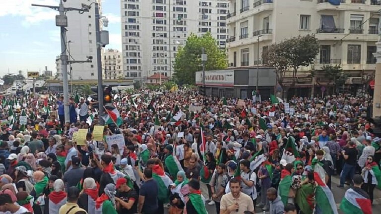 رئيس عربي  يشارك في مسيرات التضامن مع فلسطين 