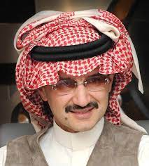 الملياردير السعودي الوليد بن طلال يمازح إحدى الموظفات حاولت تصويره دون علمه 