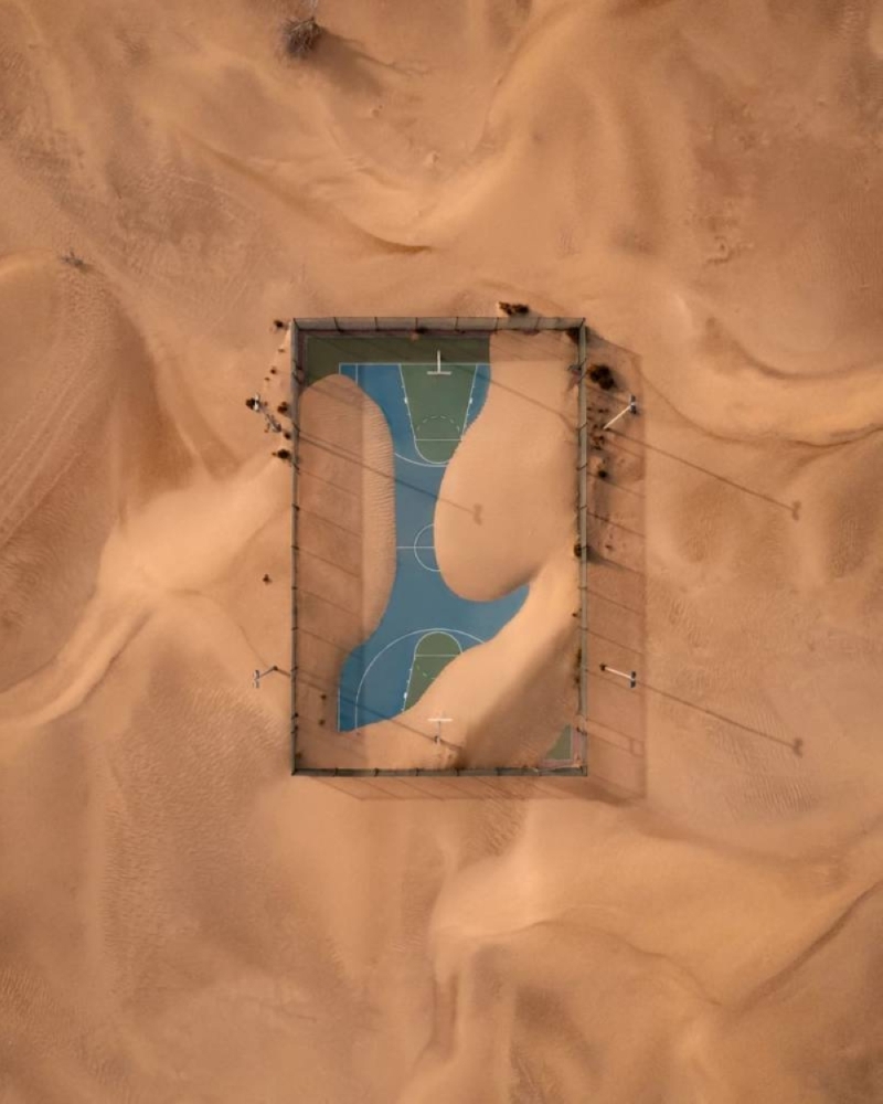 شاهد بالصور كيف ابتلعت رمال الصحراء ملعب كرة سلة في دولة الإمارات 