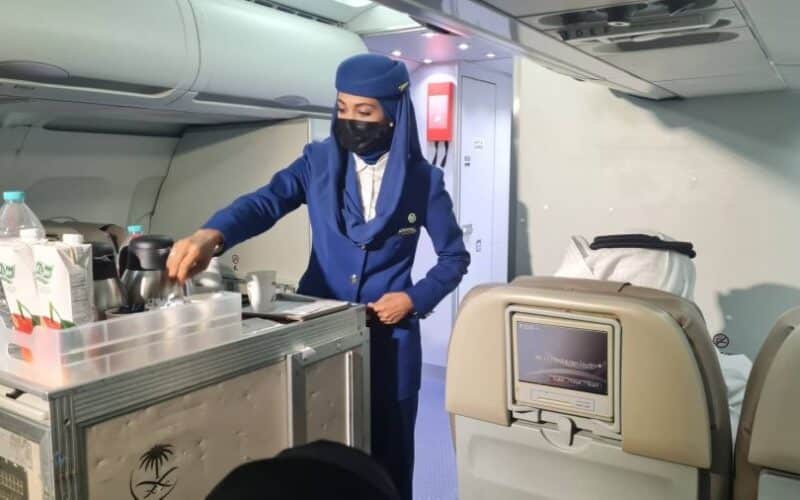 مضيفة طيران تثير ضجة بما يحدث على متن طائرات الخطوط الجوية السعودية
