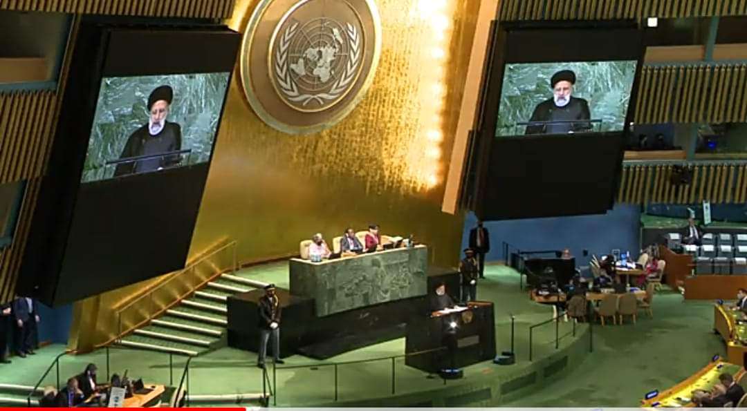 الرئيس العليمي يغادر قاعة اجتماع الأمم المتحدة عند قيام رئيس هذه الدولة بالقاء كلمته 