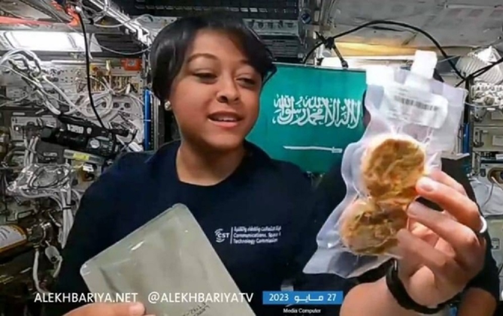 رائدة فضاء سعودية تكشف عن الأكل الذي يتناوله رواد الفضاء