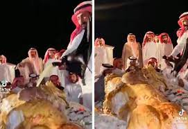 مواطن سعودي يسكب السمن بكميات كبيرة على مفطح عشاء وسط هتافات من الضيوف