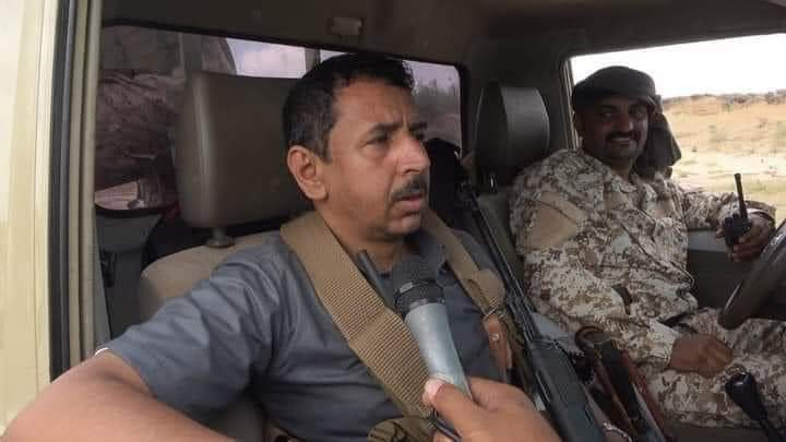 محافظ هذه المحافظة يغادر منصبه الرسمي و يتوجه لمواجهة الحوثيين حاملا سلاحه على أحد الأطقم ( صورة )