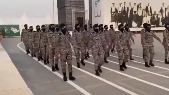  مجندات جميلات في السعودية يشعلن مواقع التواصل بعرض عسكري جريء بمناسبة العيد الوطني 