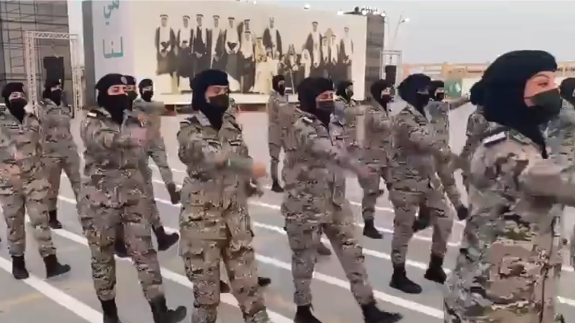  صورة لمجندات في السعودية  بعرض عسكري جريء يشعلن المملكة احتفالاً باليوم الوطني 