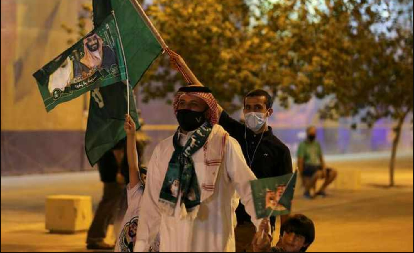 شاهد الفيديو .. مصير مؤلم لمجموعة شباب خلال الاحتفال باليوم الوطني في السعودية 